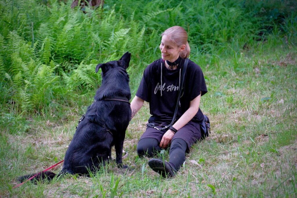 schwarzer Hund mit Nicole